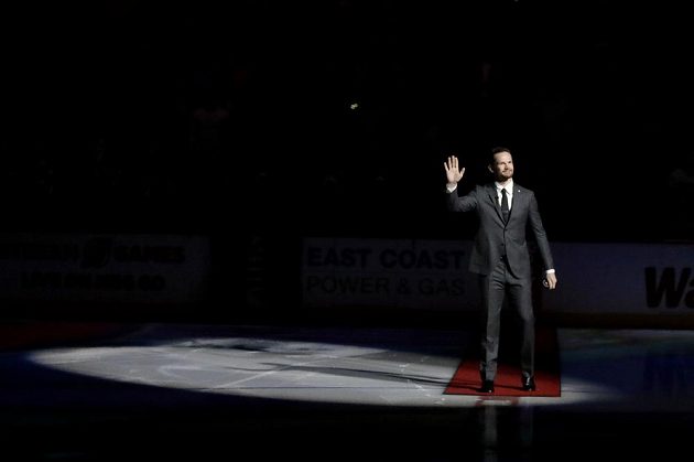 Patrik Eliáš zdraví fanoušky, jedno z jeho posledních loučení s kariérou v NHL.