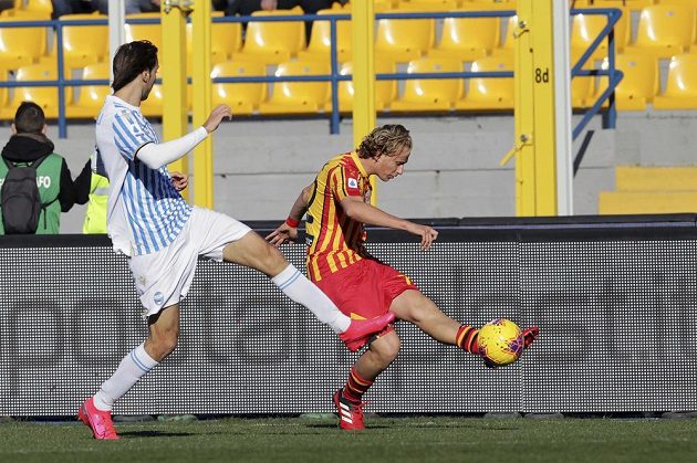 Český fotbalista Antonín Barák v dresu Lecce v akci během utkání italské ligy.
