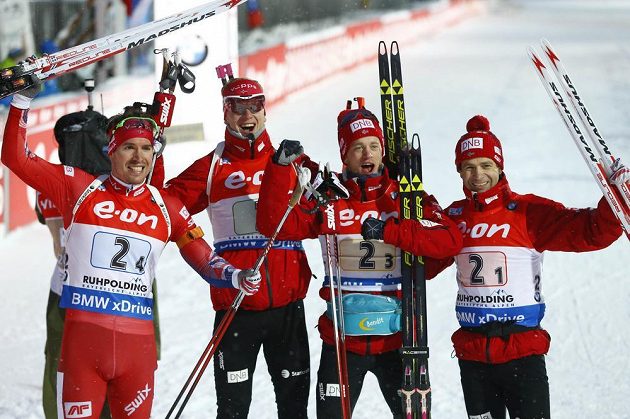 Norové (zleva) Emil Hegle Svendsen, Johannes Thingnes Bö, Tarjei Bö a Ole Einar Björndalen po triumfu ve štafetě na 4x7,5 km v Ruhpoldingu.