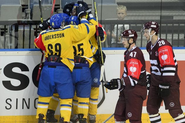 Hokejisté Storhamaru se radují z vítězného gólu proti Spartě. V popředí projíždějí (zleva) Jan Buchtele a Juraj Mikuš.