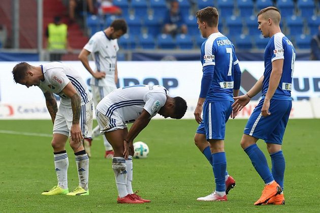 Bitva Baníku Ostrava se Slovanem Liberec ve 28. kole první fotbalové ligy neměl vítěze - skončil 1:1. Zleva ostravští hráči Martin Fillo a Dyjan Carlos De Azevedo, vedle stojí liberečtí hráči Zdeněk Folprecht a Ondřej Karafiát.