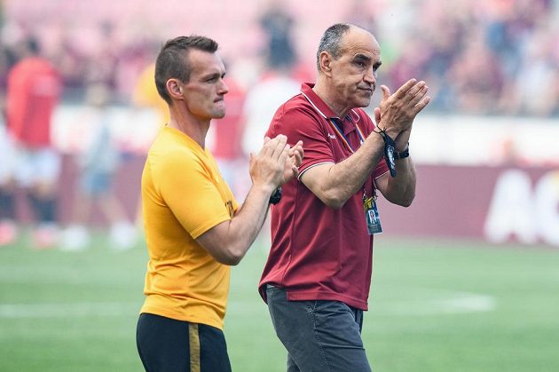 Trenér Sparty Praha Václav Kotal a kondiční trenér Tomáš Malý po utkání ve skupině o titul s FK Jablonec.