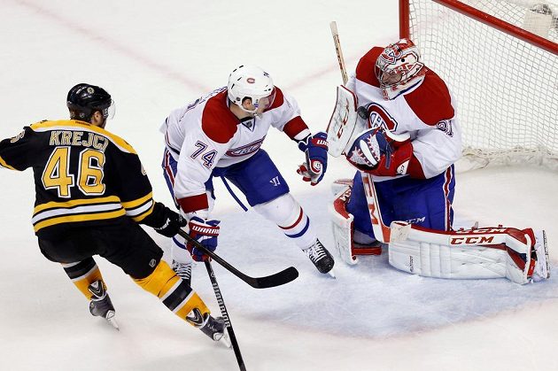 Montrealský gólman Carey Price (31) zasahuje proti bostonskému Davidu Krejčímu (46). Přihlíží Aleksej Jemelin (74).