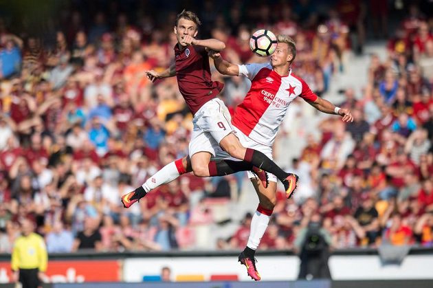 Bořek Dočkal ze Sparty (vlevo) a Antonín Barák ze Slavie ve vzdušném souboji o balón.