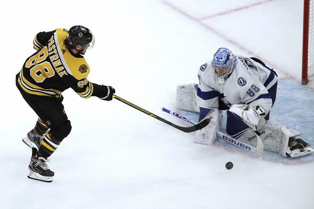 Český hokejista David Pastrňák při samostatných nájezdech v utkání s Tampou Bay Lightning neuspěl a Bruins zápas prohráli.