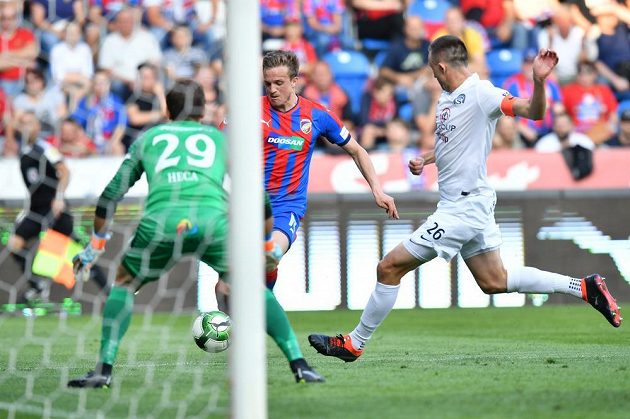 Plzeňský záložník Kopic postupoval s míčem k brance Slovácka, kterou střežil gólman Heča.