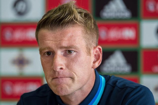 Kapitán Severního Irska Steven Davis při tiskové konferenci před utkáním kvalifikace ME 2018 proti Česku.