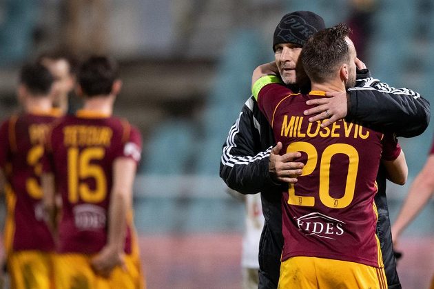 Branislav Miloševič a trenér Dukly Praha Roman Skuhravý se radují po utkání 25. kola s Karvinou.