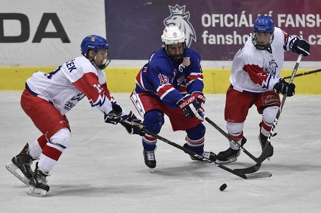 Zleva Štěpán Macháček z České republiky, Mackie Samoskevich z USA a Marek Bláha z České republiky během utkání Hlinka Gretzky Cupu hokejistů do 18 let