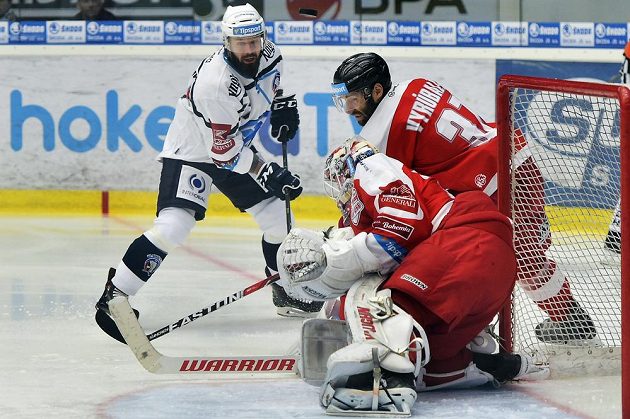 Zleva Milan Gulaš z Plzně, brankář Olomouce Branislav Konrád a jeho spoluhráč Martin Vyrůbalík.