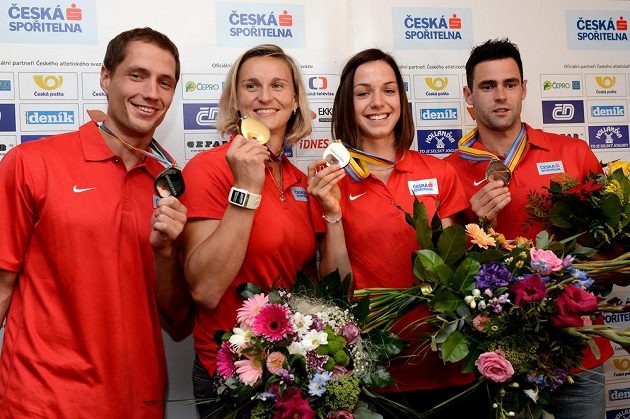 Zleva Vítězslav Veselý, Barbora Špotáková, Anežka Drahotová a Jan Kudlička na letišti Václava Havla v Praze.