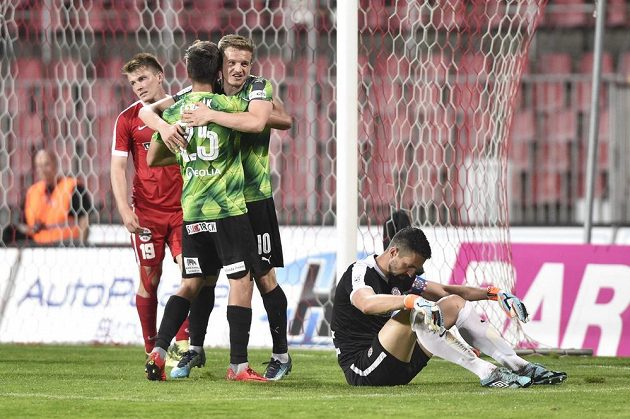 Zleva brněnský Milan Lutonský, autor gólu Aleš Čermák z Plzně, Jan Kopic z Plzně a brankář Brna Dušan Melichárek.