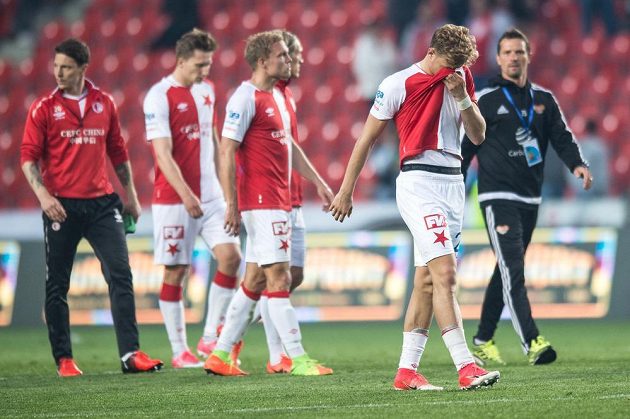 Zklamaný Antonín Barák ze Slavie odchází se spoluhráči z trávníku po remíze s Duklou.