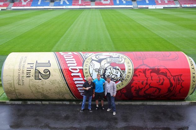 Fotbalová Viktoria Plzeň představila unikátní projekt. Hráčské střídačky v Doosan Areně budou mít tvar plechovky piva.