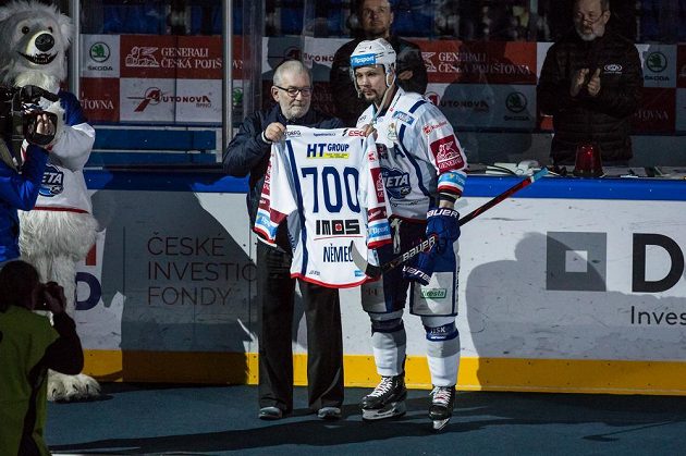 Ondřej Němec z Brna odehrál sedmistý extraligový zápas. Památeční dres mu předal prezident brněnského klubu Egbert Zündorf.