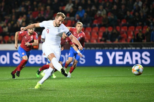 Anglický reprezentant Harry Kane zahrává penaltu v kvalifkačním duelu proti Česku v pražském Edenu.
