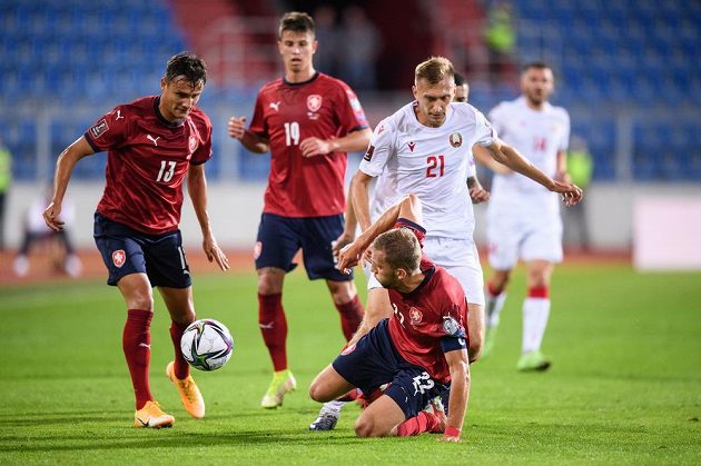 Aleš Matějů, Tomáš Souček a Vladislav Klimovič z Běloruska během utkání kvalifikace MS 2022.