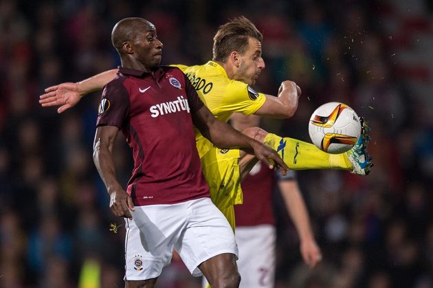 Kehinde Fatai ze Sparty Praha (vlevo) a Roberto Soldado z Villarrealu v souboji o balón.