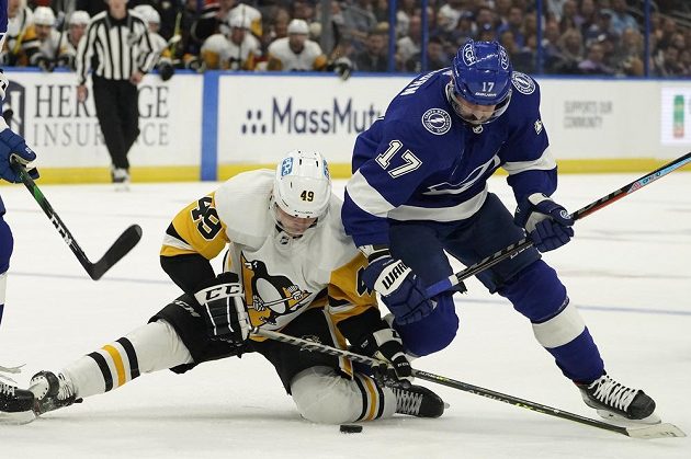 Souboj křídelníka Tampy Bay Lightning Alexe Killorna (17) s českým útočníkem Pittsburghu Penguins Dominikem Simonem (49)