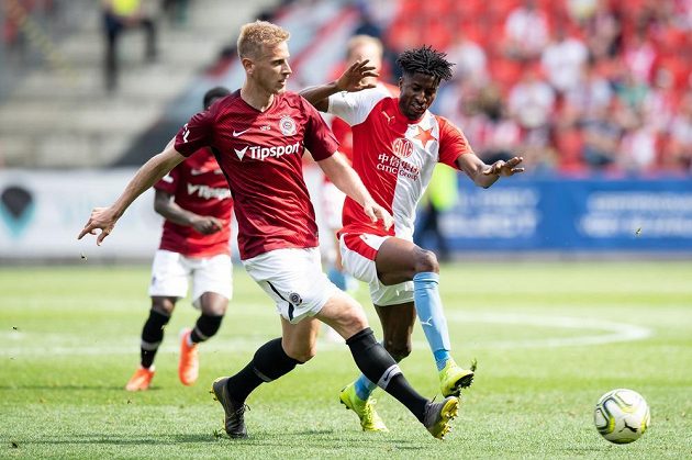 Uroš Radakovič ze Sparty Praha a Peter Olayinka ze Slavie Praha během utkání nadstavby Fortuna ligy.