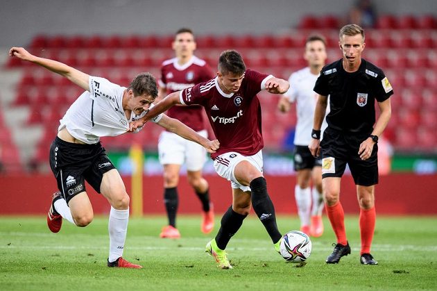 Denis Donát z Hradce Králové a Adam Hložek ze Sparty Praha v souboji o míč během utkání 5. kola Fortuna ligy.