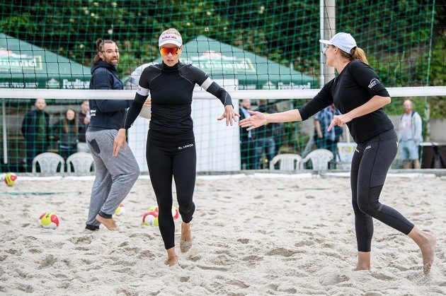 Beachvolejbalistky Markéta Nausch Sluková (uprostřed), Barbora Hermannová a trenér Simon Nausch při prvním společném tréninku po pauze, kterou vyvolala pandemie koronaviru.