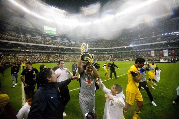 Brankář Moisés Muňoz z týmu América (uprostřed) s vítěznou trofejí pro mistra mexické ligy.