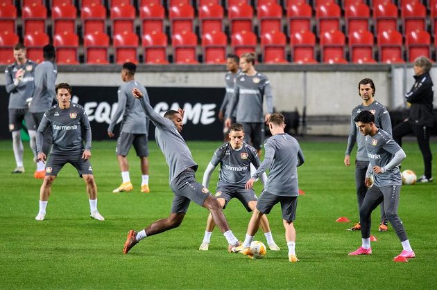 Fotbalisté Leverkusenu (zleva): Jonathan Tah, Florian Wirtz, Daley Sinkgraven a Nadiem Amiri během předzápasového tréninku