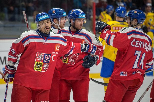 Čeští hokejisté (zleva) Tomáš Plekanec, David Pastrňák, Jakub Jeřábek a Roman Červenka oslavují gól proti Švédsku.