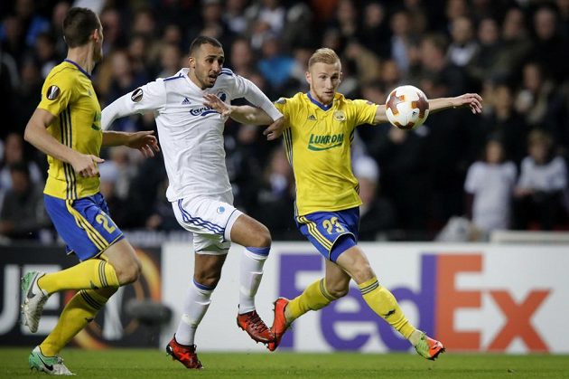 Zlínští fotbalisté Miloš Kopečný (vlevo) a Ondřej Bačo (vpravo) se snaží zastavit Youssefa Toutouha z Kodaně v utkání Evropské ligy.