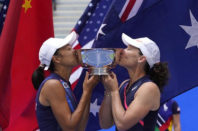 Tenistka Samantha Stosurová získala po 16 letech druhý titul na US Open ve čtyřhře. Sedmatřicetiletá Australanka, jež ovládla ve Flushing Meadows deblovou soutěž už v roce 2005, triumfovala po boku o šest let mladší Číňanky Čang Šuaj.