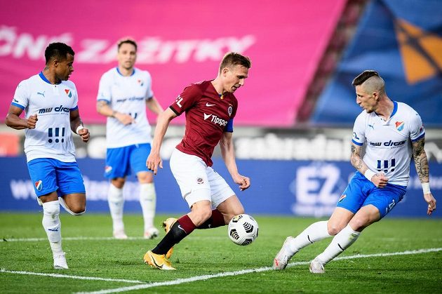 Dyjan Carlos De Azevedo z Baníku Ostrava, Bořek Dočkal ze Sparty Praha a Jiří Fleišman z Baníku Ostrava během utkání 31. kola Fortuna ligy, Sparta Praha - Baník Ostrava, hrané 9. května 2021 v Praze.