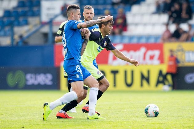 Roman Potočný ze Slovanu Liberec (vlevo) a Aleš Čermák z Viktorie Plzeň během utkání 2. kola fotbalové ligy.