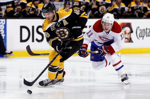 Bostonský David Krejčí (46) vyšel v prvním utkání s Montrealem naprázdno. Na snímku ho stíhá Brendan Gallagher (11).