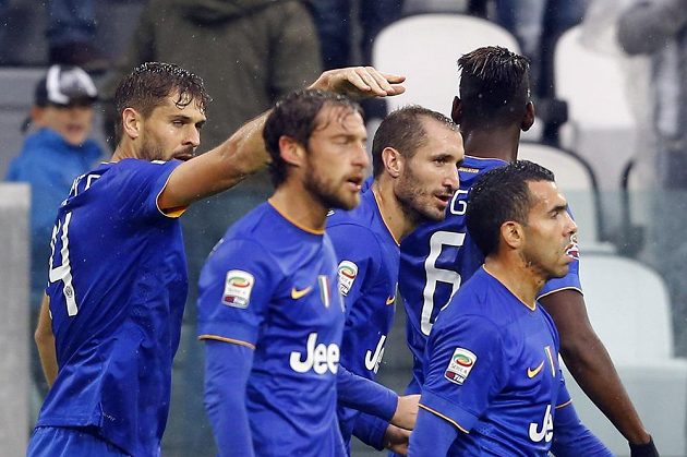 Španělský útočník Fernando Llorente (vlevo) a jeho spoluhráči Claudio Marchicio, Giorgio Chiellini, Paul Pogba a carlos Tévez se radují ze sedmibrankové výhry nad Parmou.