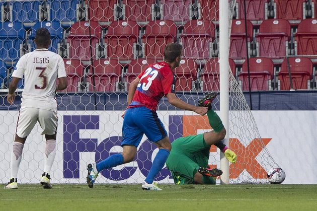 Marek Bakoš z Viktorie Plzeň (uprostřed) střílí gól. Vpravo je brankář AS Řím Alisson Becker, vlevo Juan Jesus z AS Řím.