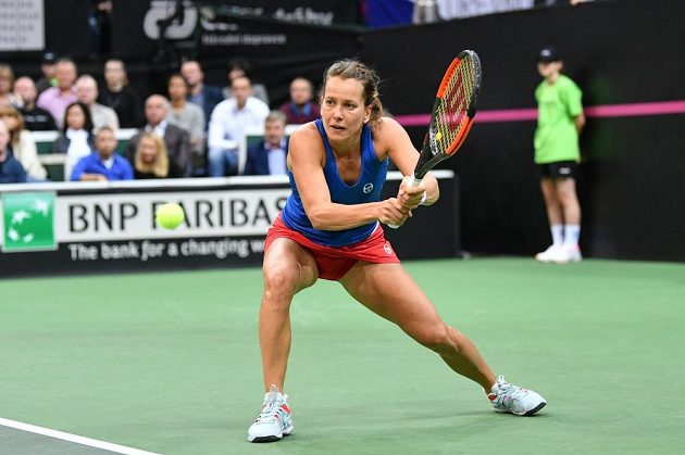 Barbora Strýcová v zápase proti Sofii Keninové z amerického týmu ve finále Fed Cupu 2018.