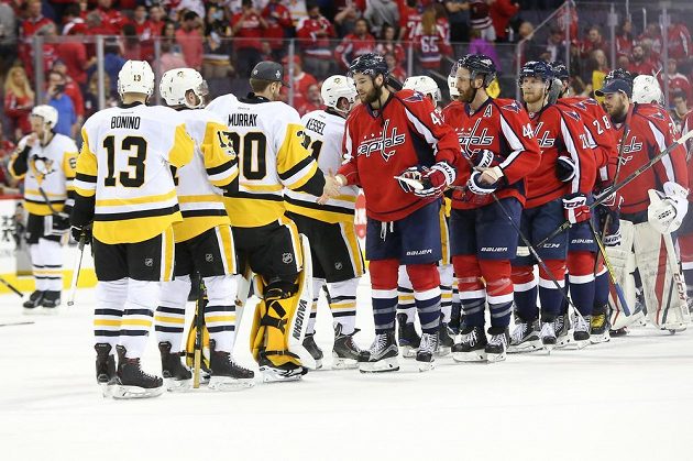 Hráči Washingtonu a Pittsburghu po rozhodujícím utkání 2. kola play off Východní konference.