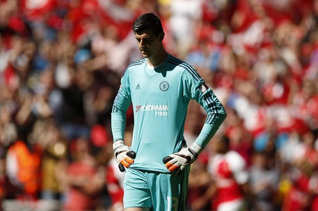 Smutný gólman Chelsea Thibaut Courtois poté, co inkasoval v zápase s Arsenalem.