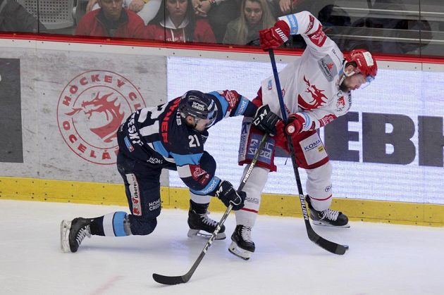 Matěj Stříteský z Liberce, David Musil z Třince v akci během finále hokejové extraligy.