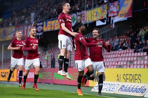 Fotbalisté Sparty Praha Ondřej Zahustel, Costa a David Moberg Karlsson oslavují gól na 1:0 během utkání nadstavby Fortuna ligy ve skupině o titul proti Liberci.