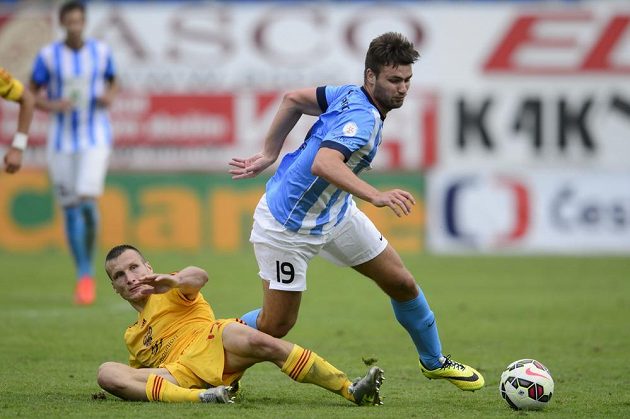 Tomáš Wágner z Mladé Boleslavi (vpravo) si kryje míč před Lukášem Štetinou z Dukly.