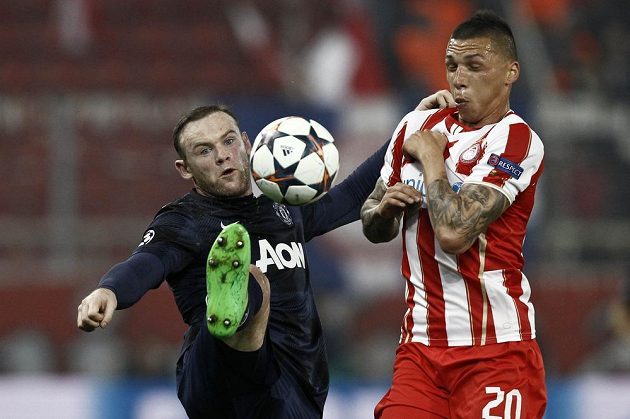 Útočník Manchesteru United Wayne Rooney (vlevo) bojuje o míč s Josém Holebasem z Olympiakosu Pireus.