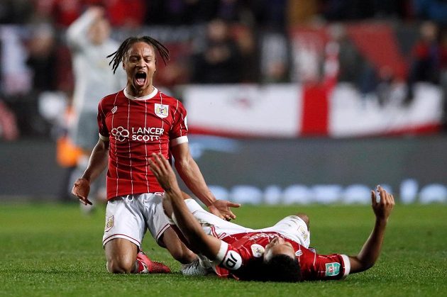 Radost fotbalistů Bristolu Bobbyho Reida (vlevo) a Koreyho Smithe po rozhodující brance.