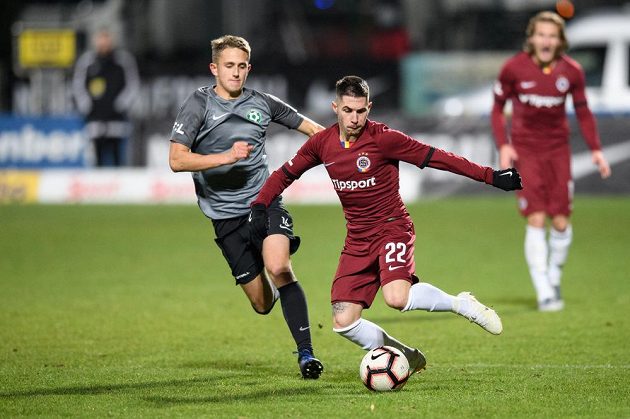 Dominik Kříž z Příbrami a Srdjan Plavšič ze Sparty Praha během utkání 18. kola v Příbrami.