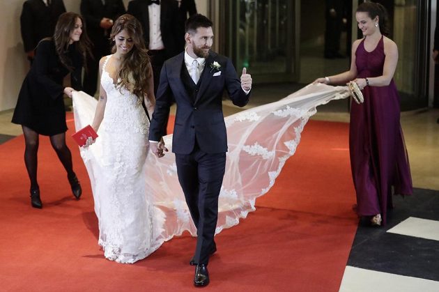 Argentinský fotbalista Lionel Messi se oženil se svou dlouholetou partnerkou Antonellou Roccuzzovou.