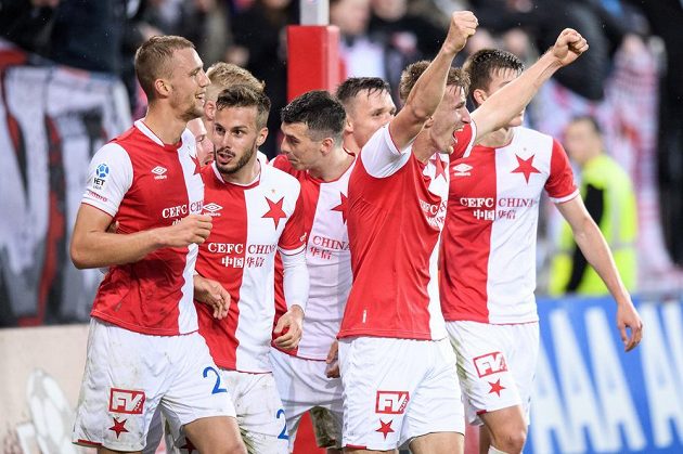 Jakub Jugas ze Slavie se spoluhráči oslavuje gól na 3:1 během utkání s Karvinou.