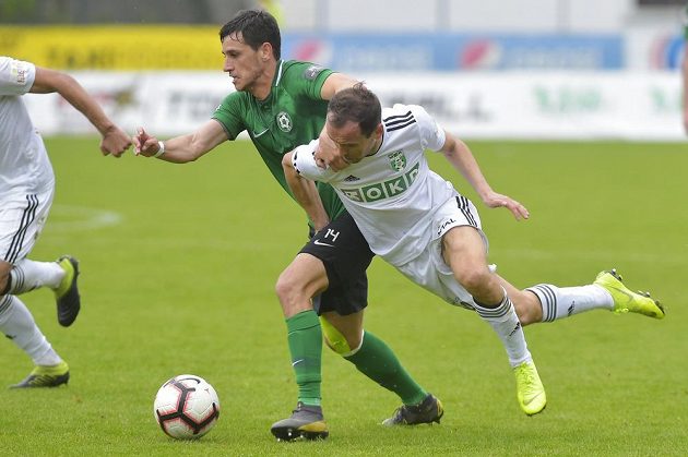 Ruslan Mingazov z Příbrami a Jan Moravec z Karviné v akci během utkání nejvyšší fotbalové soutěže.