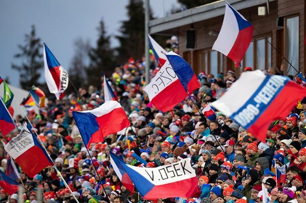 Fanoušci ve Vysočina Areně během stíhacího závodu v rámci Světového poháru v biatlonu v Novém Městě na Moravě.