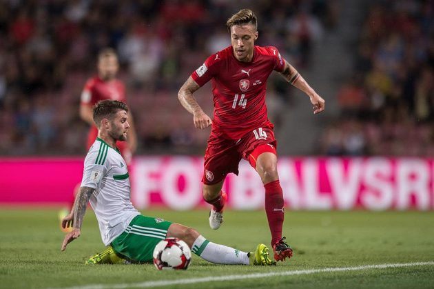 Útočník Václav Kadlec se snaží přejít přes Olivera Norwooda během kvalifikačního utkání MS 2018 Česká republika - Severní Irsko.